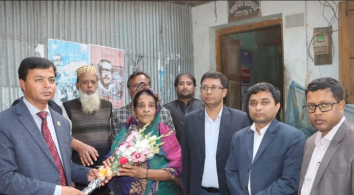 বীর মুক্তিযোদ্ধাদের বাড়ি বাড়ি গিয়ে সম্মাননা জানালেন ডিসি