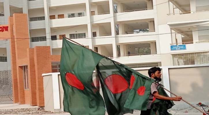 বিজয় দিবস উপলক্ষে ঝালকাঠিতে পতাকা বিক্রির ধুম