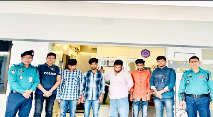 গায়ে বমি করে মুছে দেওয়ার ছলে সর্বস্ব হাতিয়ে নিতেন তারা