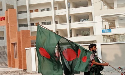 বিজয় দিবস উপলক্ষে ঝালকাঠিতে পতাকা বিক্রির ধুম